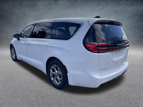 Used 2024 Chrysler Pacifica Limited image 6