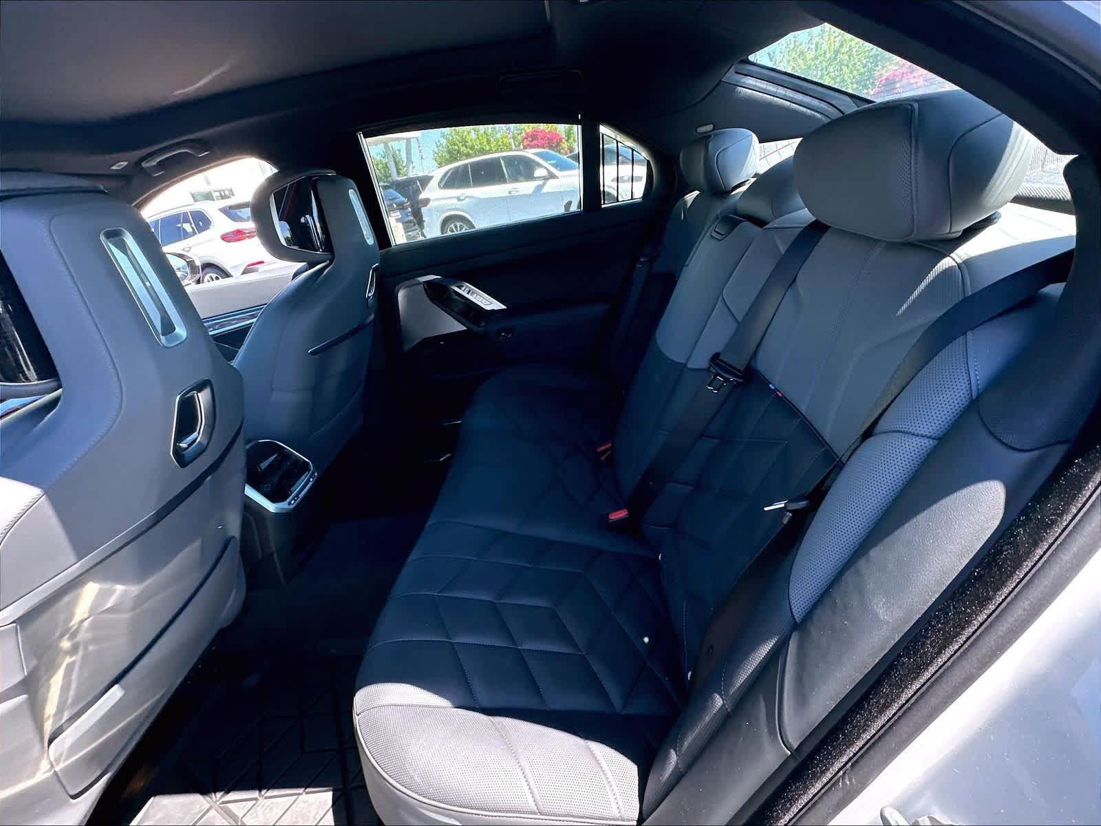 Used 2026 BMW 750e xDrive AWD/4WD image 25