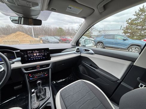 Used 2025 Volkswagen Taos SE image 35