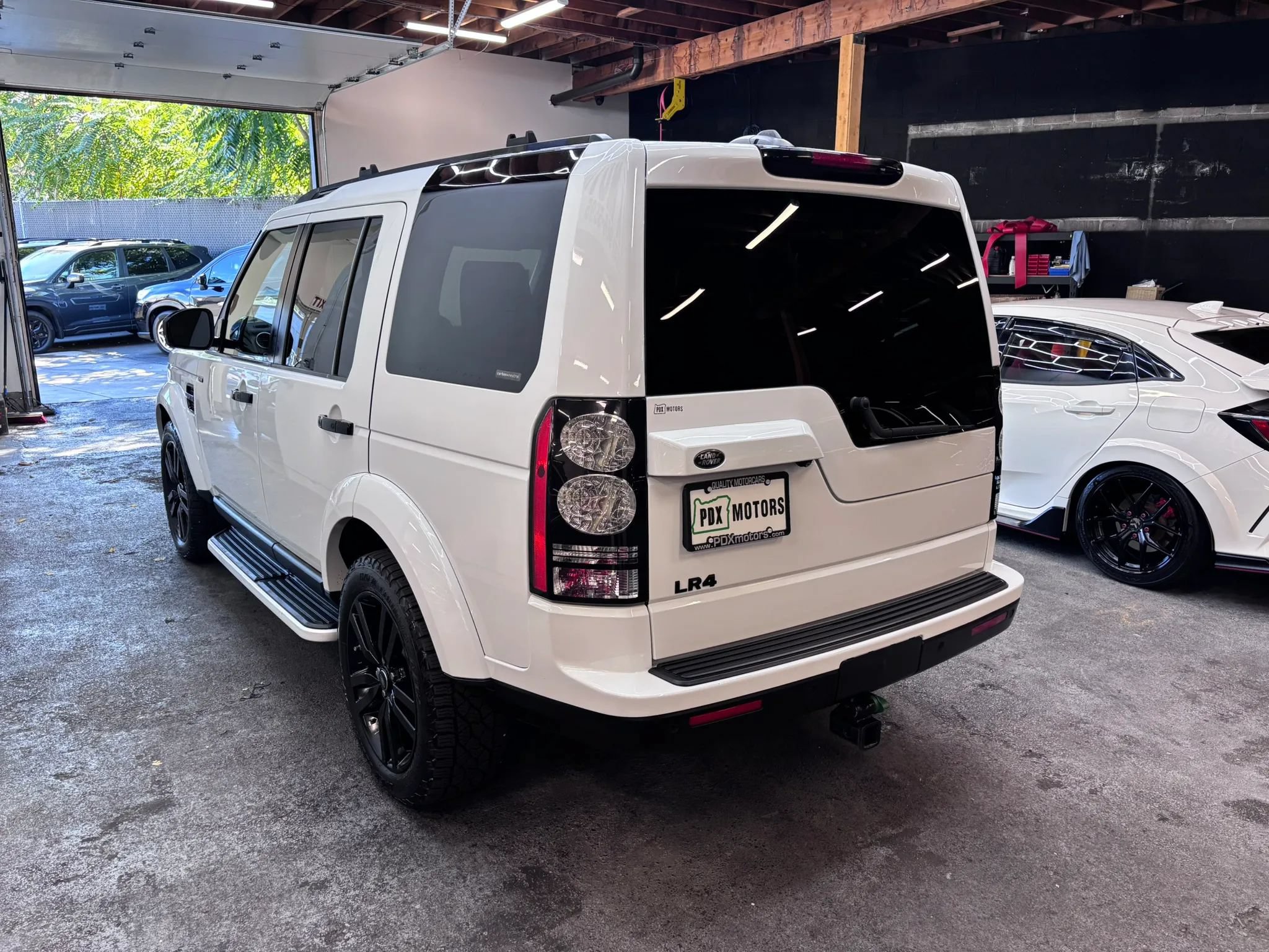 Used 2016 Land Rover LR4 HSE Silver Edition AWD/4WD image 5