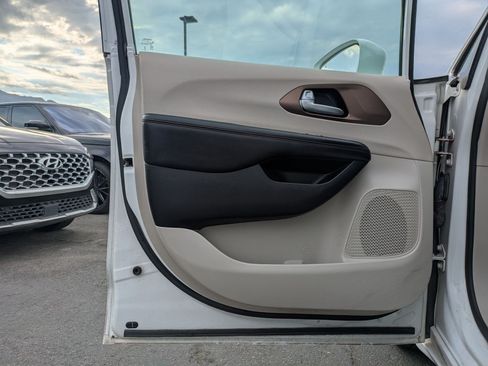 Used 2018 Chrysler Pacifica Touring-L FWD image 14