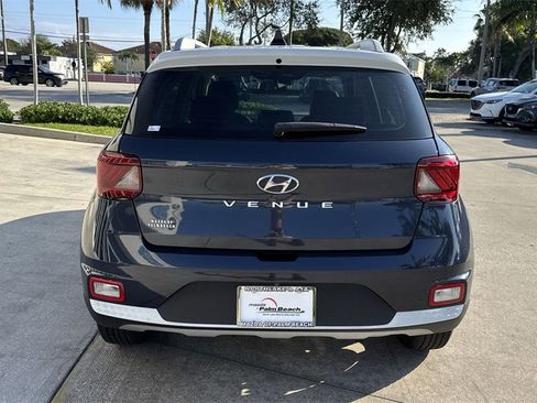 Used 2022 Hyundai Venue Limited image 3