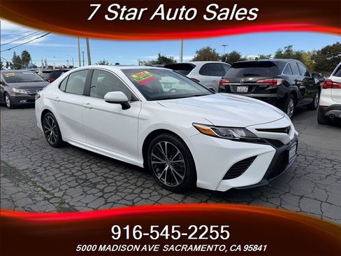 Used 2018 Toyota Camry SE image 1
