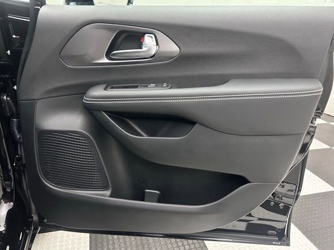 New 2026 Chrysler Pacifica Select AWD/4WD image 17