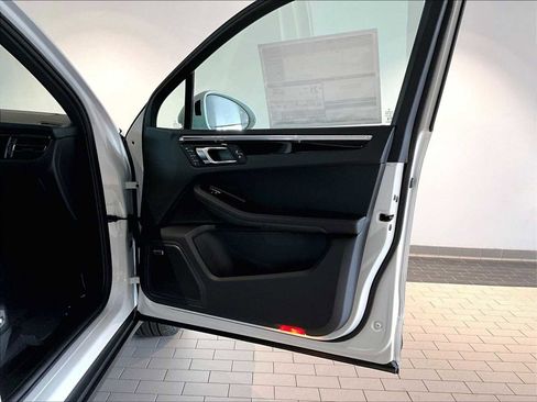 New 2026 Porsche Macan image 25