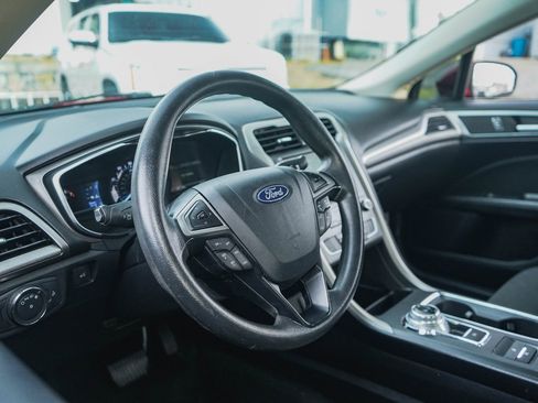 Used 2020 Ford Fusion SE image 6