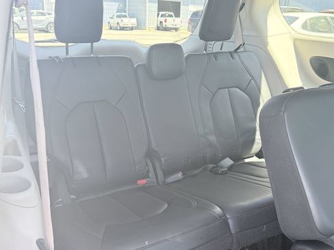 Used 2018 Chrysler Pacifica Touring-L Plus w/ Advanced Safetytec Group FWD image 14