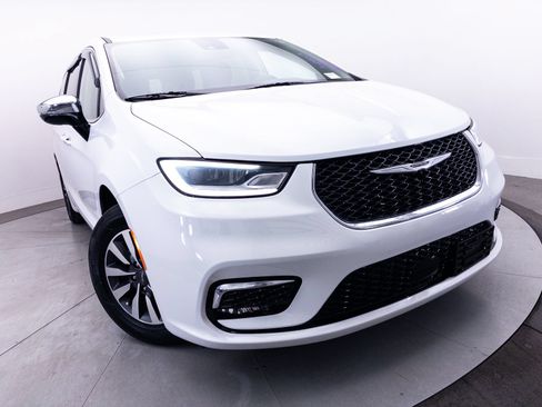 Used 2023 Chrysler Pacifica Limited w/ Uconnect Theater Family Group FWD image 4