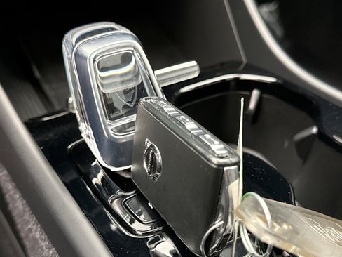 Used 2023 Volvo XC40 B5 Plus image 25