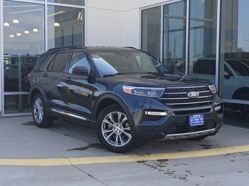 Used 2022 Ford Explorer XLT w/ Equipment Group 202A AWD/4WD image 2