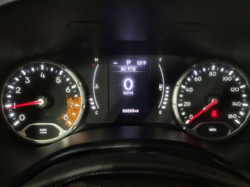 Used 2015 Jeep Renegade Latitude FWD image 23