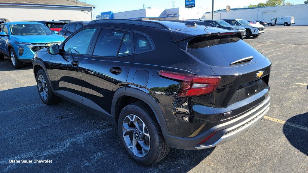 Used 2026 Chevrolet Trax LT FWD image 4