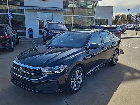 Used 2024 Volkswagen Jetta SE image 1