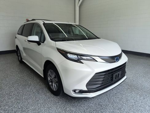 Used 2024 Toyota Sienna XLE FWD image 7