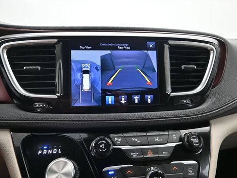 Used 2017 Chrysler Pacifica Limited w/ UConnect Theater Package FWD image 16
