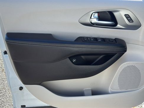 Used 2022 Chrysler Pacifica Touring-L image 17