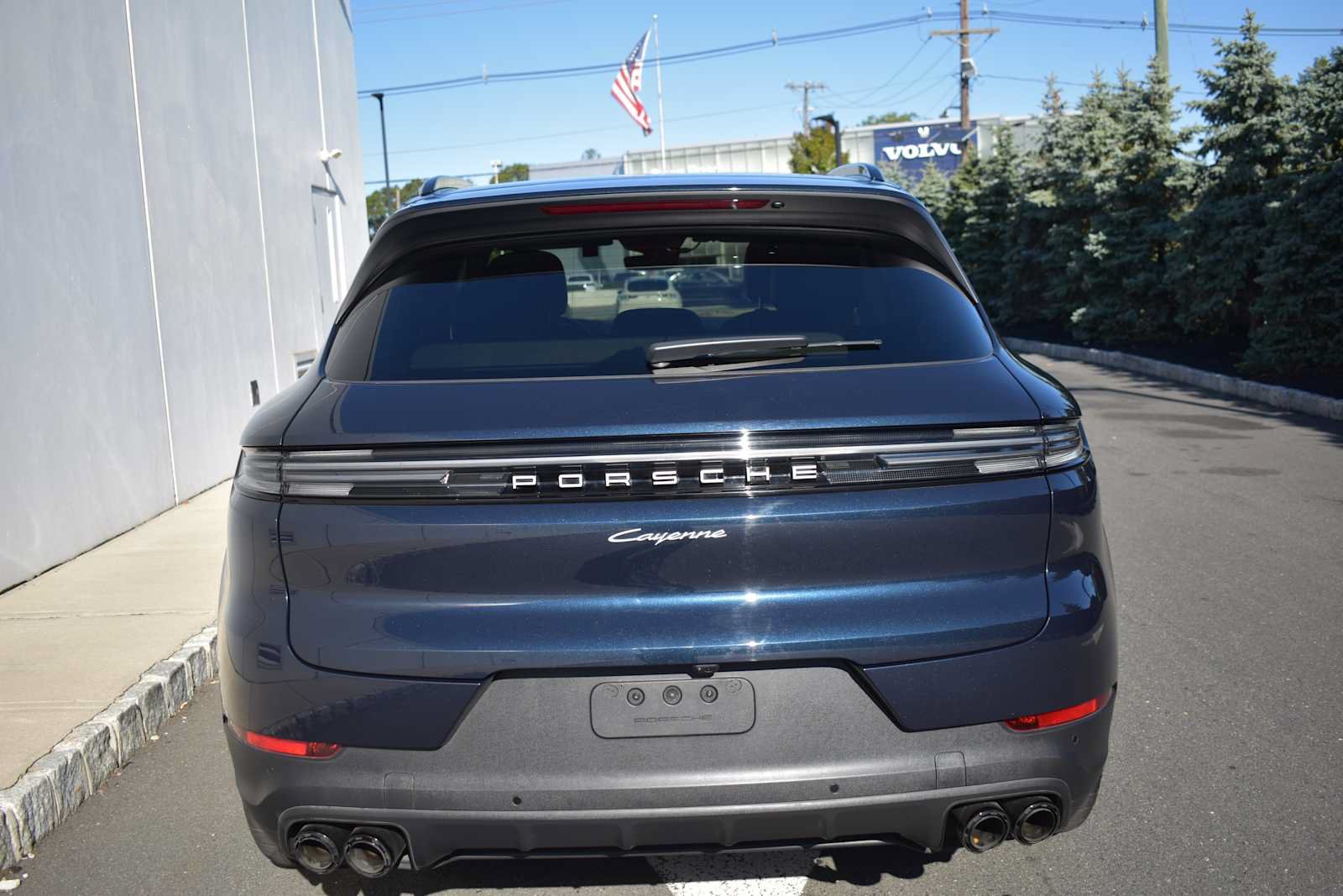 Used 2024 Porsche Cayenne AWD/4WD image 6