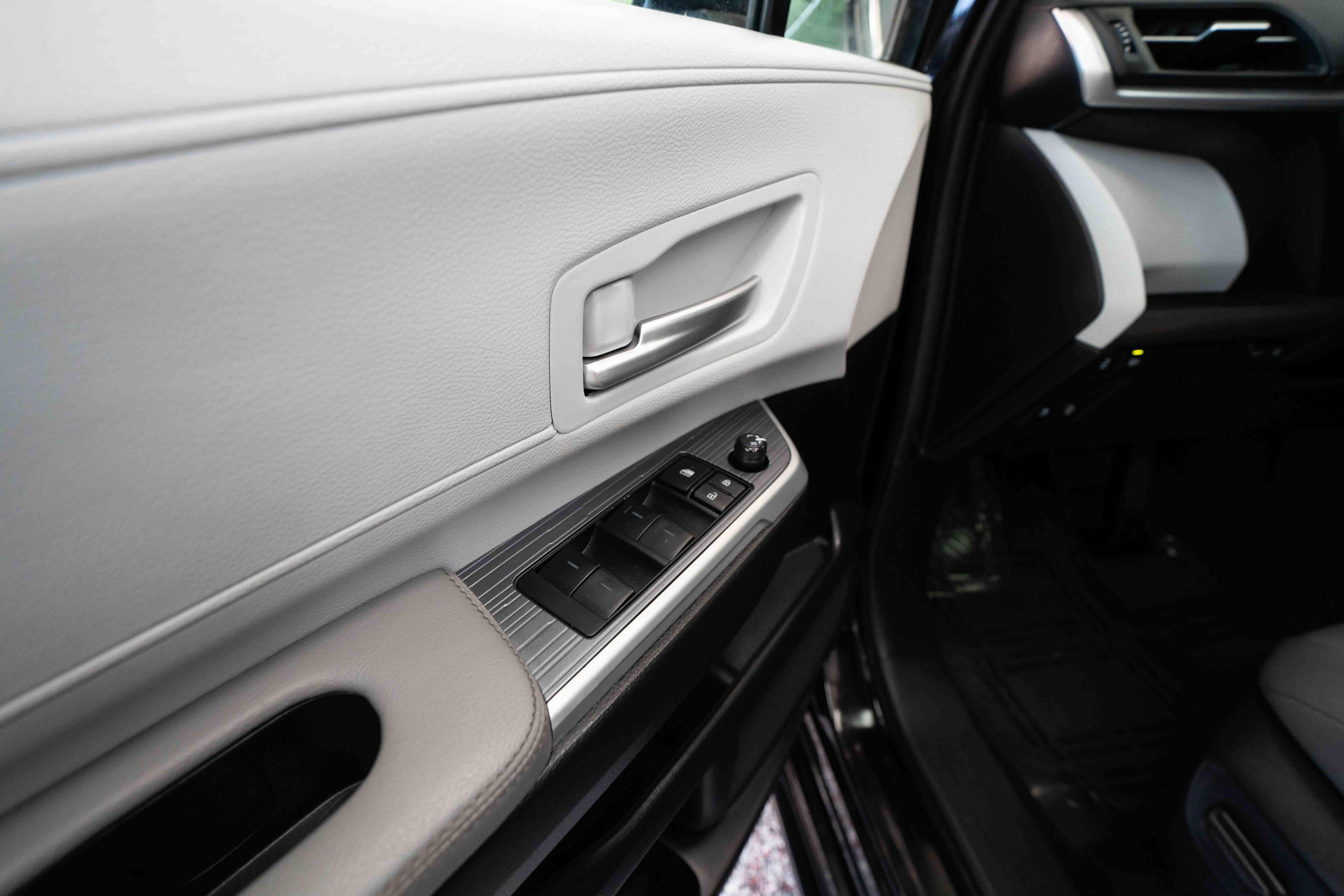 Used 2025 Toyota Sienna XLE FWD image 7