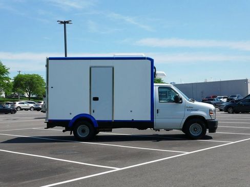 Used 2023 Ford E-350 and Econoline 350 Super Duty w/ Power Windows & Locks Group RWD image 4