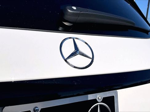 Used 2025 Mercedes-Benz GLC 300 4MATIC image 31