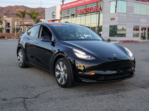 Used 2022 Tesla Model Y Long Range image 2