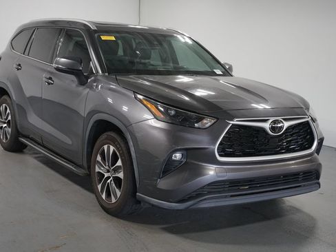 Used 2022 Toyota Highlander XLE FWD image 3