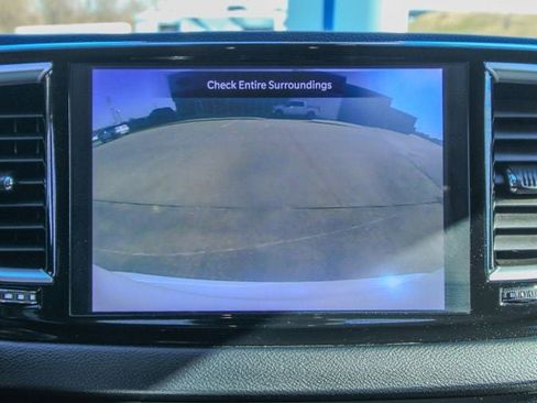 Used 2024 Chrysler Pacifica Touring-L FWD image 24