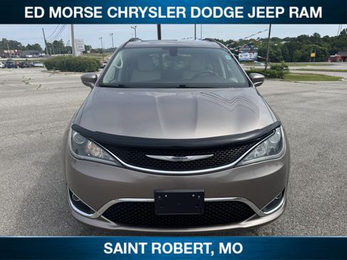 Used 2017 Chrysler Pacifica Touring-L FWD image 2