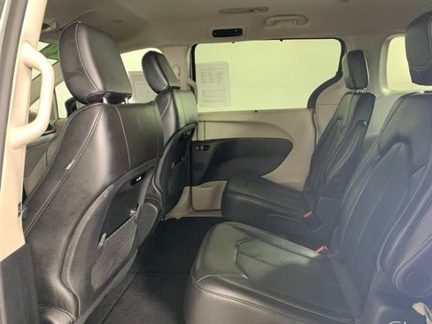 Used 2024 Chrysler Pacifica Touring-L FWD image 6
