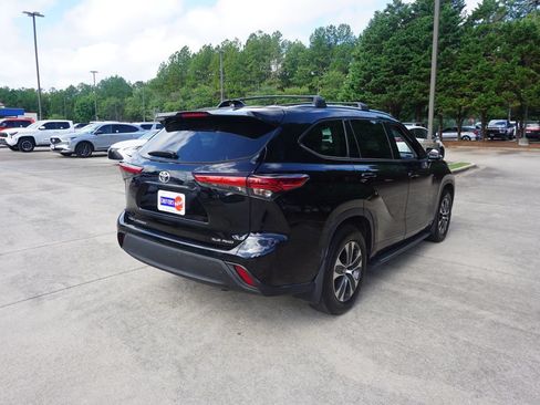 Used 2021 Toyota Highlander XLE FWD image 25