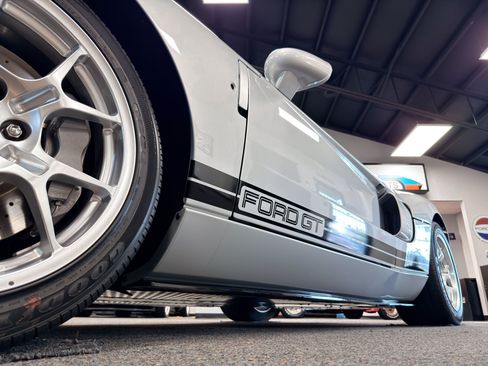 Used 2005 Ford GT RWD image 34