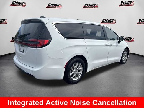 Used 2024 Chrysler Pacifica Touring-L FWD image 5