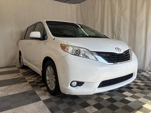 Used 2011 Toyota Sienna XLE image 3