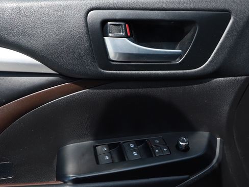 Used 2018 Toyota Highlander XLE FWD image 23