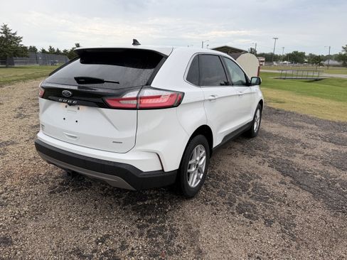 Used 2024 Ford Edge SEL w/ Convenience Package AWD/4WD image 3