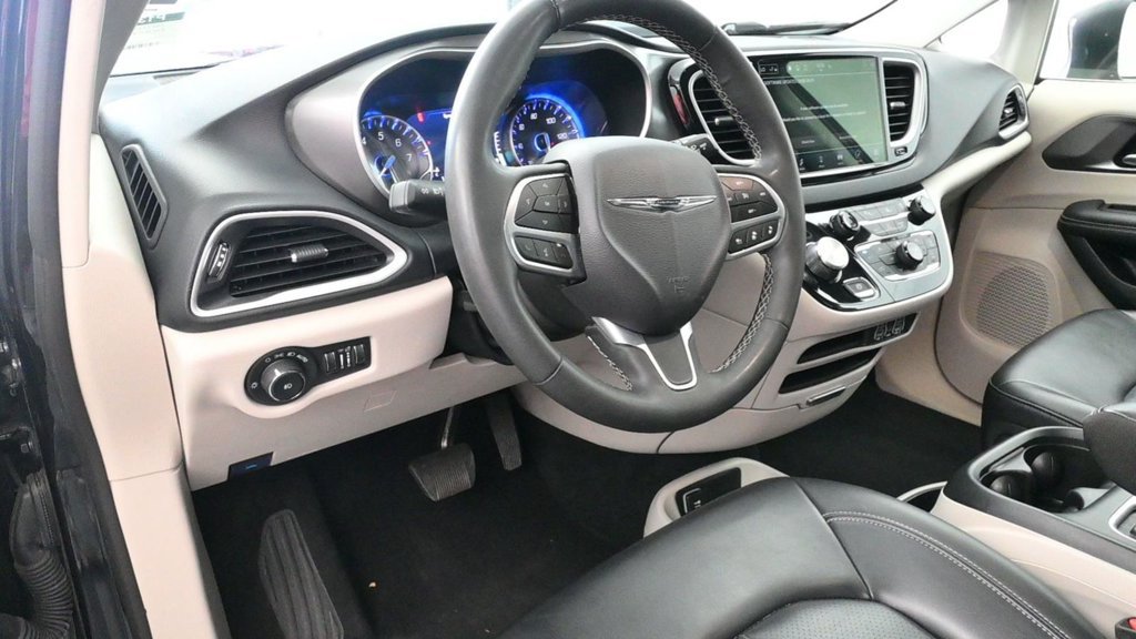Used 2023 Chrysler Pacifica Touring-L FWD image 10