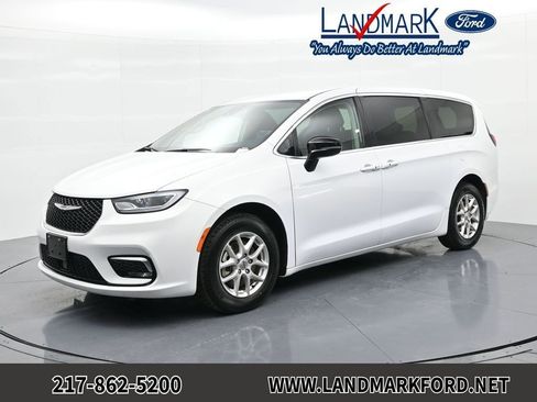 Used 2024 Chrysler Pacifica Touring-L FWD image 1