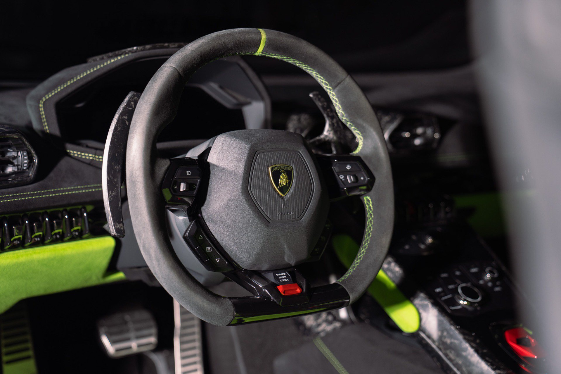 Used 2018 Lamborghini Huracan Performante AWD/4WD image 32