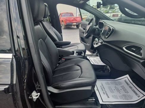 Used 2025 Chrysler Pacifica Select FWD image 31