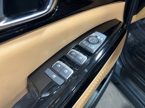 Used 2024 Kia Carnival EX FWD image 18
