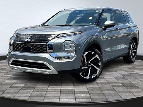 Used 2023 Mitsubishi Outlander SE AWD/4WD image 1