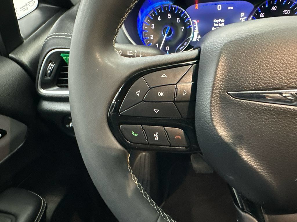 Used 2025 Chrysler Pacifica Limited FWD image 29