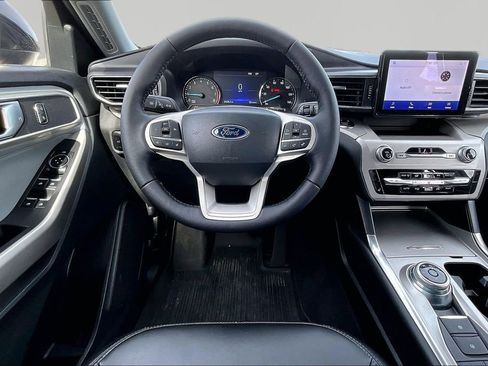 Certified 2022 Ford Explorer XLT w/ Equipment Group 202A image 5