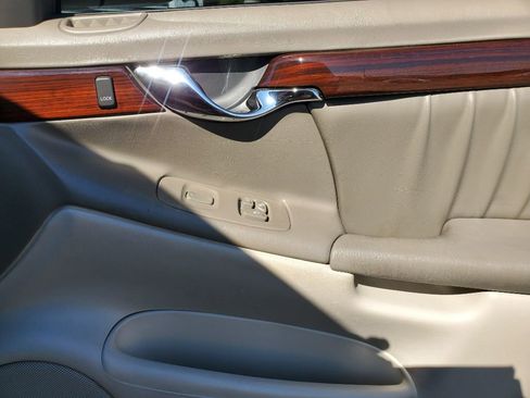 Used 2004 Cadillac De Ville DHS w/ Equipment Group image 37