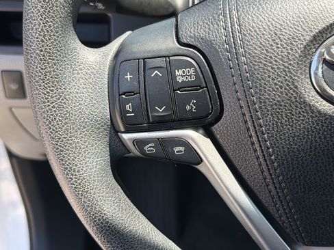 Used 2016 Toyota Highlander Plus FWD image 19