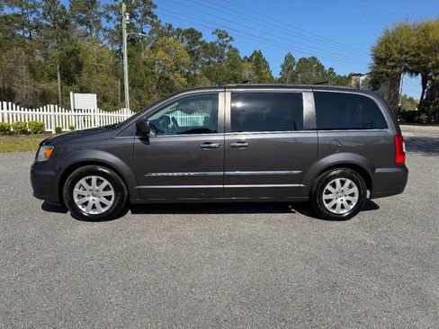 Used 2016 Chrysler Town & Country Touring w/ Driver Convenience Group image 4