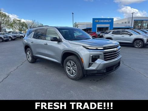 Used 2026 Chevrolet Traverse LT image 1