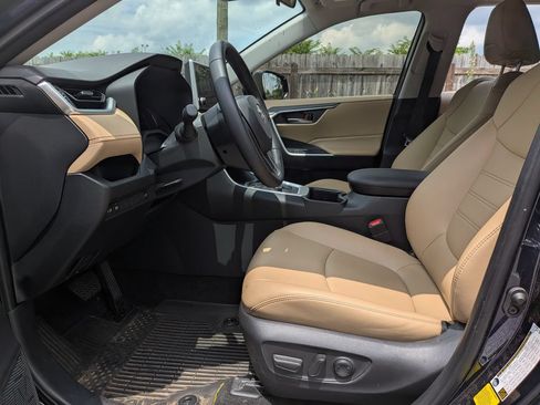 Used 2025 Toyota RAV4 XLE Premium AWD/4WD image 11
