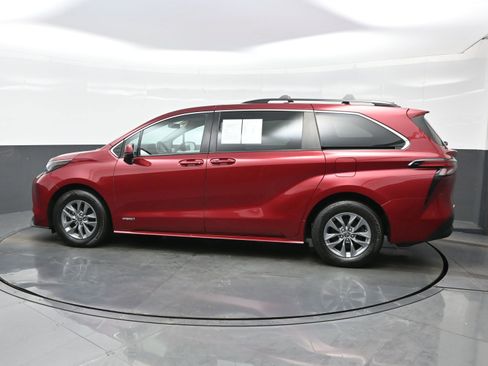 Used 2021 Toyota Sienna LE image 3