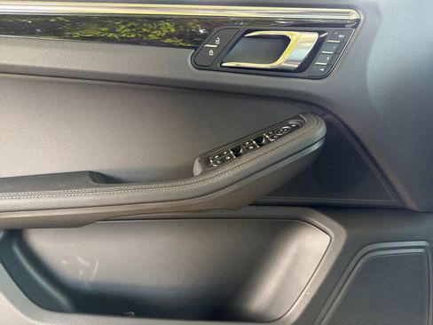 Certified 2025 Porsche Macan AWD/4WD image 12